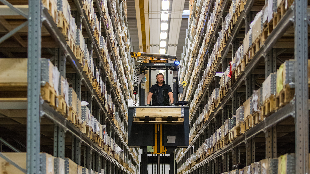 What are the things you must consider when you buy forklift parts online?